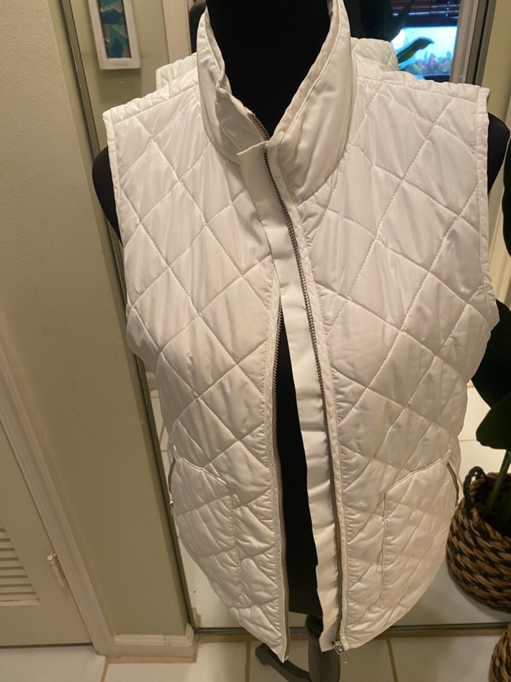 LOFT White Quilted Sleeveless Puffer Vest - Women's Jacket
